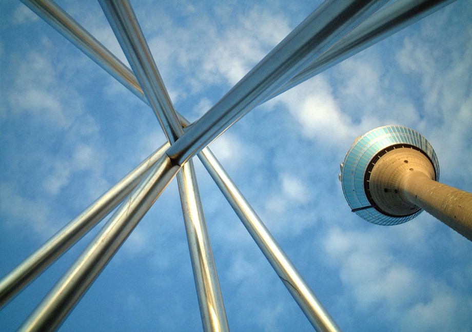 Foto aus einem Kunstobjekt hinaus auf dem Duesseldorfer Fernsehturm.