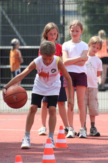 Kids in Action: Basketball will ausprobiert werden.