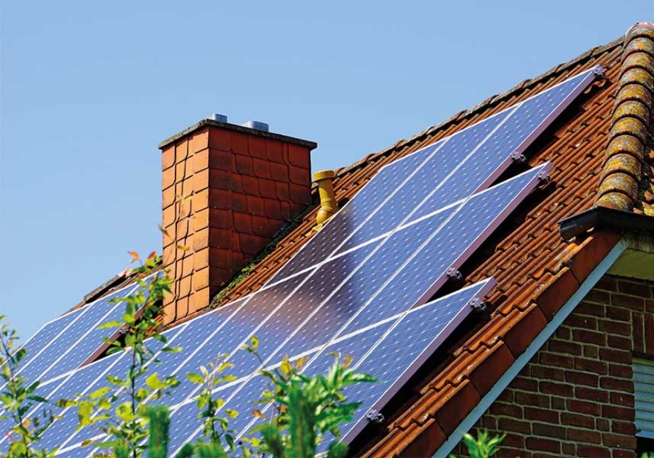 Photovoltaik-Thermografie: Aufnahme einer PV-Anlage auf dem Dach eines Wohnhauses. © Westend61 via Getty Images 