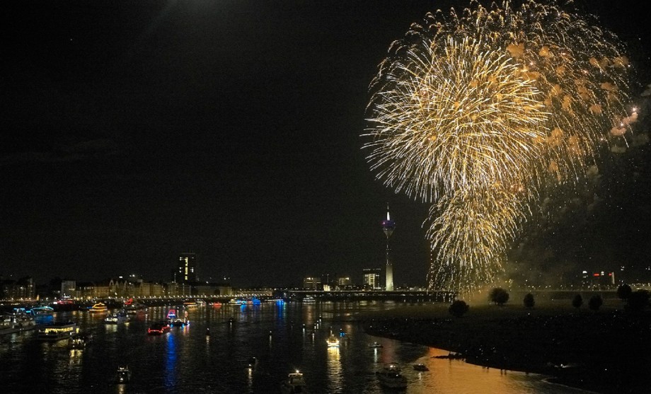 Veranstaltungen: Feuerwerk über Düsseldorfer Altstadt
