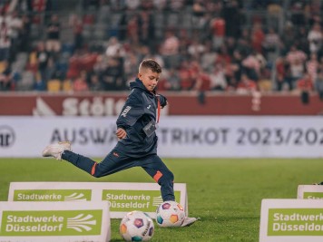 Halbzeitspiel beim Fortuna Düsseldorf Heimspiel: Ein Junge schießt einen Fußball