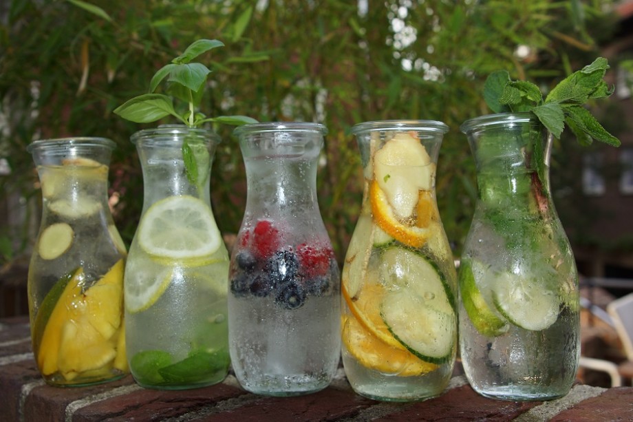 Trinkwasser drinks: Gekühlte Wasserflaschen mit Früchten 
