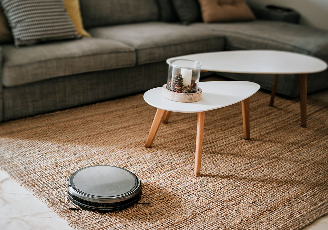 Haushaltsroboter / Staubsaugerroboter auf einem Teppich