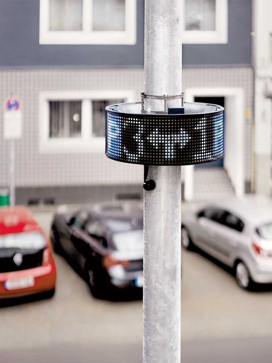 Parkplatzmanagement am Fürstenwall: Der Sensor zeigt freie Parkplätze an