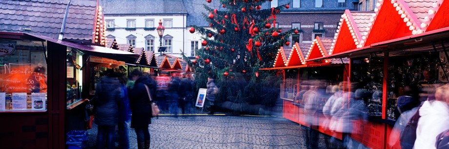 Der Weihnachtsmarkt am Marktplatz in der Düsseldorfer Altstadt (© Murat Taner / The Image Bank via Getty Images)