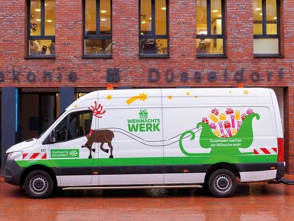 Ein Transporter der Stadtwerke Düsseldorf bringt die Geschenke zu den Sozialeinrichtungen