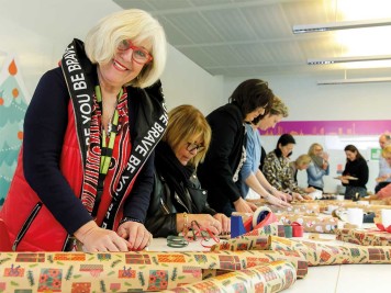 Mitarbeitende der Stadtwerke Düsseldorf packen Geschenke ein