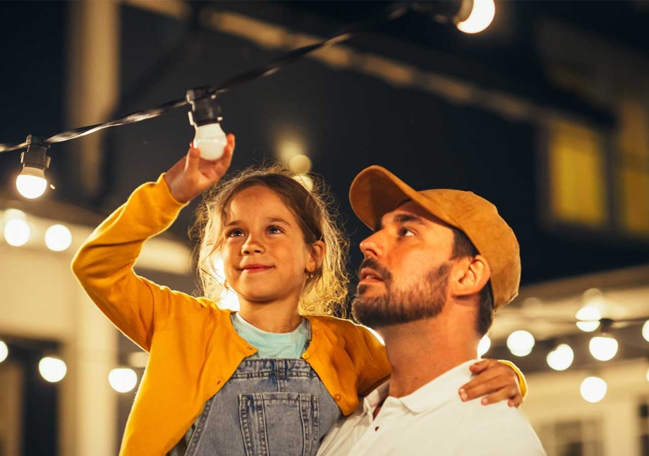 Vereinsförderung der Stadtwerke Düsseldorf: Ein Vater tauscht eine Glühbirne mit seiner Tochter aus