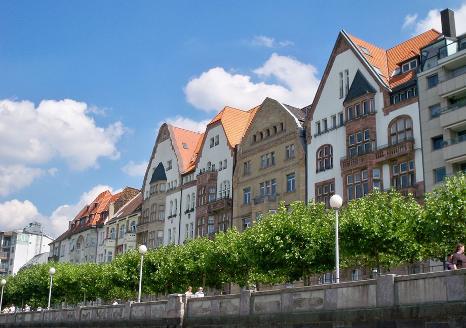 Wohnwirtschaft: Häuser entlang der Rheinuferpromenade