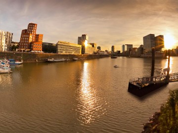 Blick in den Düsseldorfer Hafen am Abend