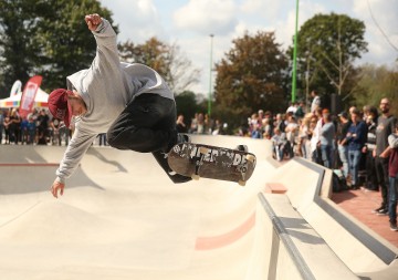 Skater mit Skateboard im Skatepark Düsseldorf-Eller