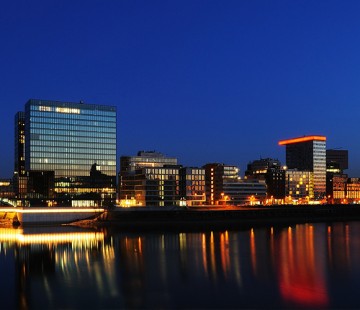 Der Düsseldorf Medienhafen bei Nacht.