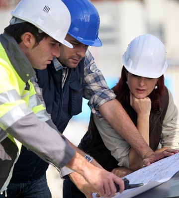 Beratung zur Gebäudesanierung auf einer Baustelle