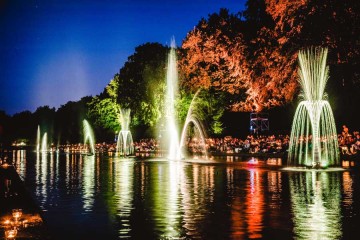 Wasserspiele beim Lichterfest im Schloss Benrath (Copyright: Julian Huke Photography)