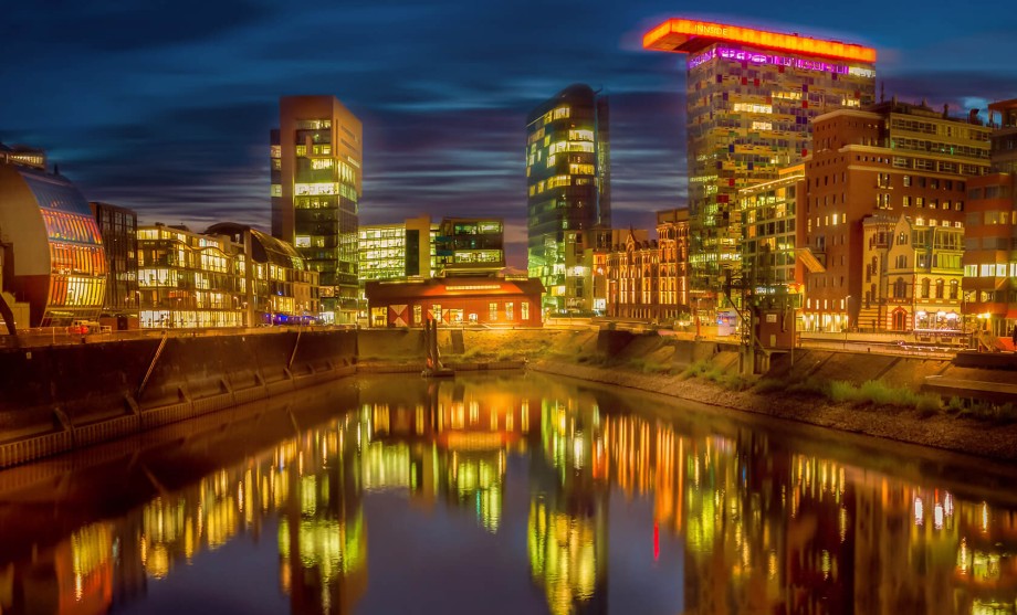 Energie und Wasser: Düsseldorf Medienhafen bei Nacht