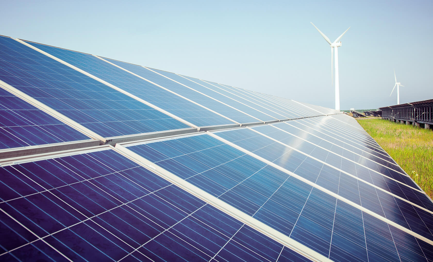 Erneuerbare Energien: Photovoltaikanlage und Windmühlen