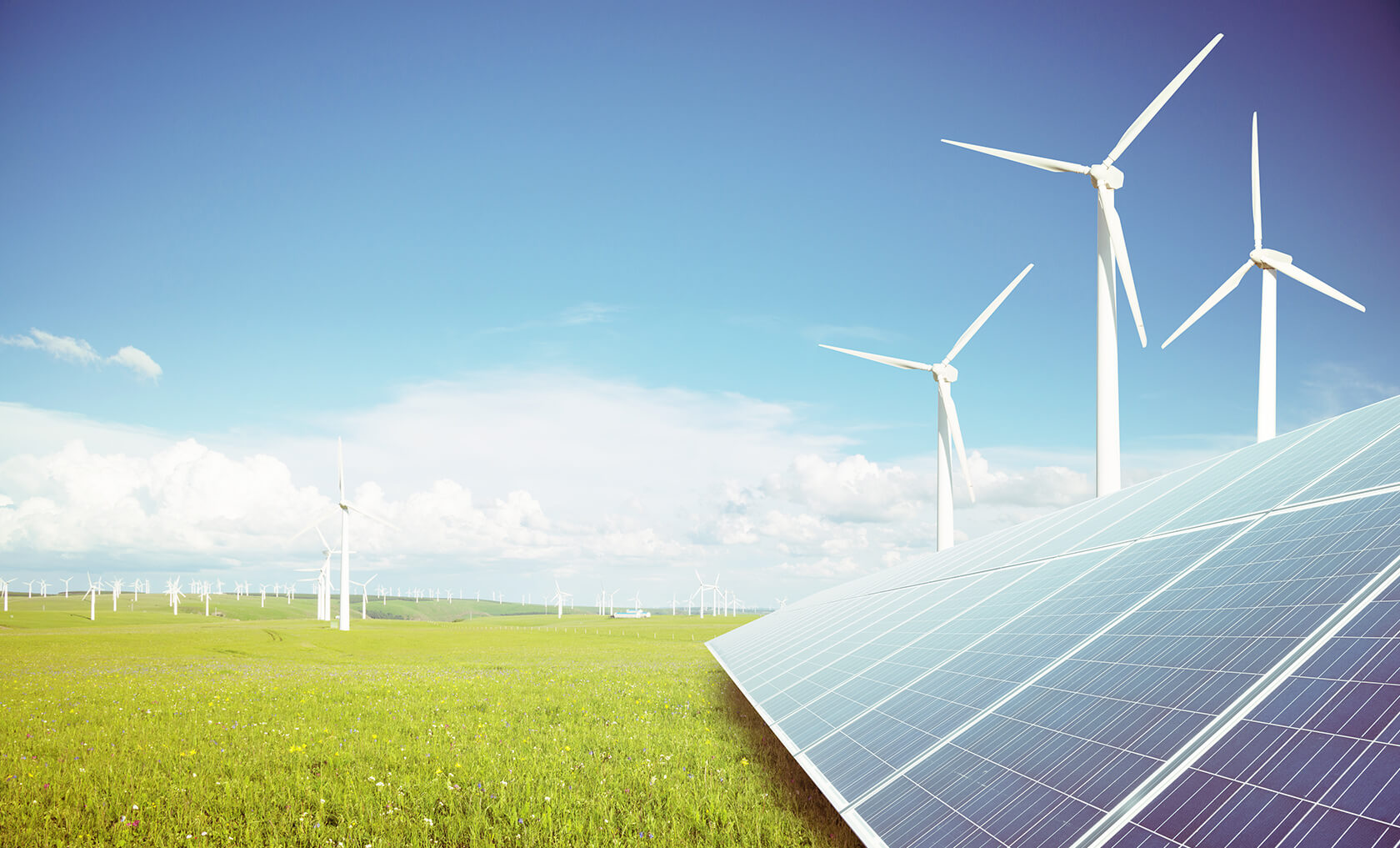 So kann Ökostrom aussehen: Windmühle auf der Wiese mit einer Solaranlage