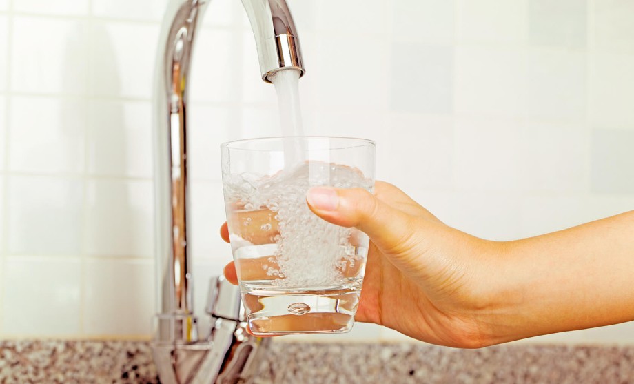 Trinkwasserqualität: Ein Glas wird am Wasserhahn befüllt