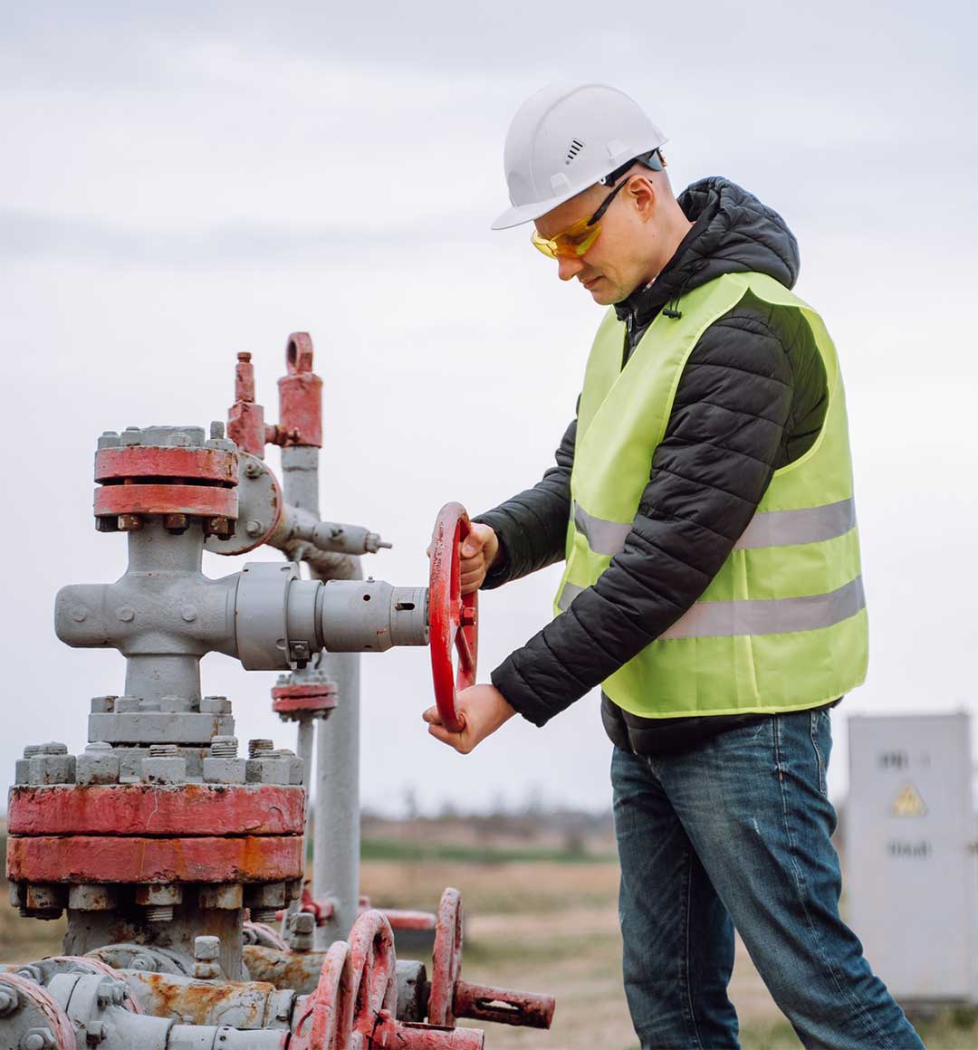 Gaspreis: Ein Facharbeiter bedient die Leitungen für Gas und Öl auf einem Bohrplatz.