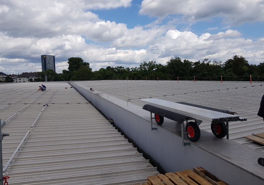 Der Bau einer Photovoltaik-Anlage auf dem Dach des Eisstadion an der Brehmstraße.
