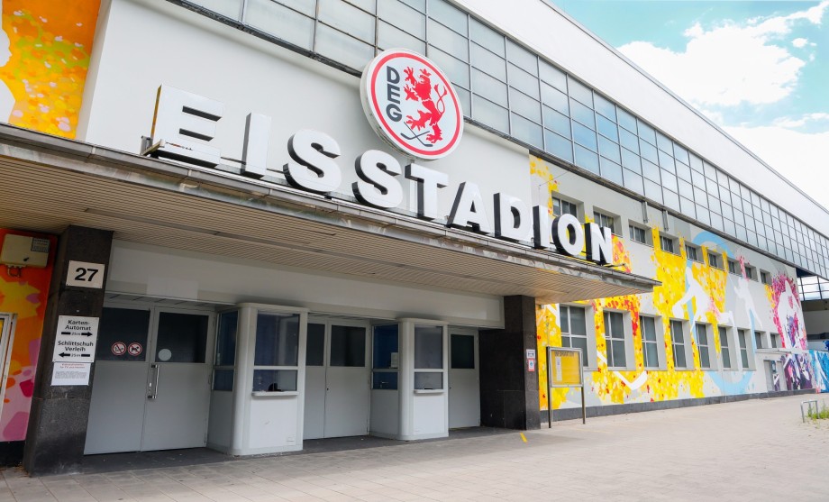 Eine einer Photovoltaik-Anlage auf dem Dach des Eisstadion an der Brehmstraße.