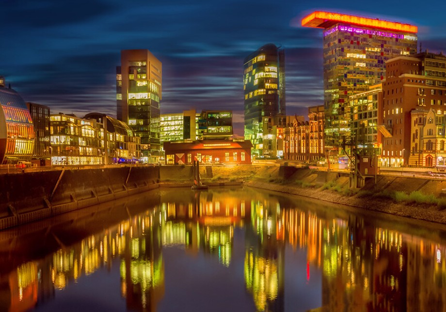 Energie und Wasser: Düsseldorf Medienhafen bei Nacht