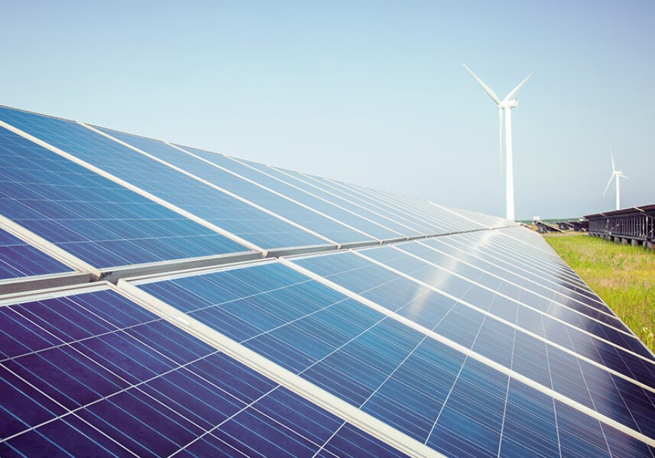 Erneuerbare Energien: Photovoltaikanlage und Windmühlen
