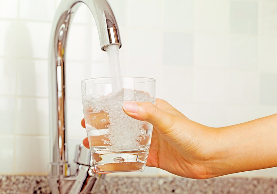 Trinkwasserqualität: ein Glas wird mit Leitungswasser gefühlt