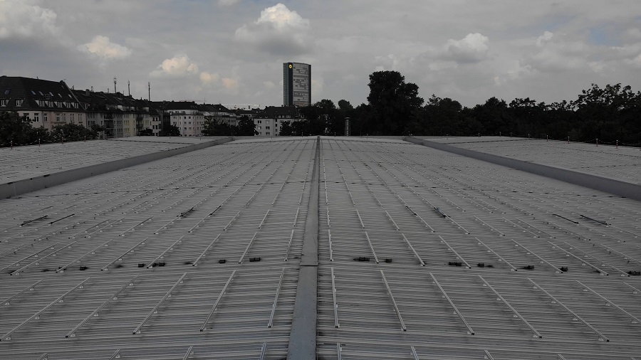 Nahaufnahme der Solaranlage auf dem Dach des Eisstadions an der Brehmstraße