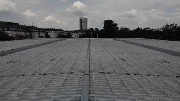 Nahaufnahme der Solaranlage auf dem Dach des Eisstadions an der Brehmstraße