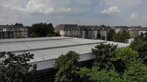 Auf dem Dach des Eisstadions entsteht eine Photovoltaikanlage