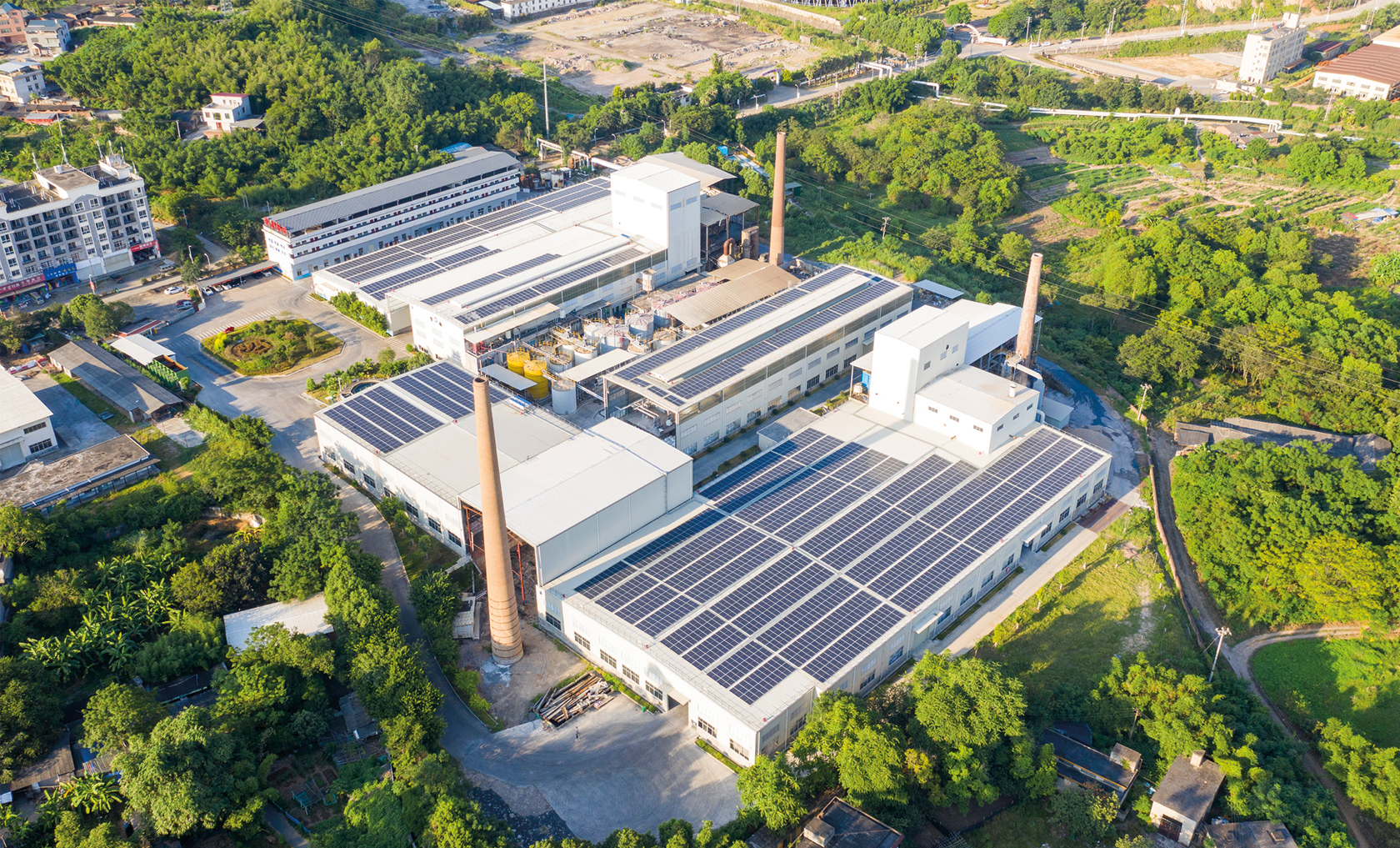 Die Dachfläche einer Fabrikhalle ist mit zahlreichen Photovoltaikmodulen ausgestattet. © Longhua Liao / Moment via Getty Images
