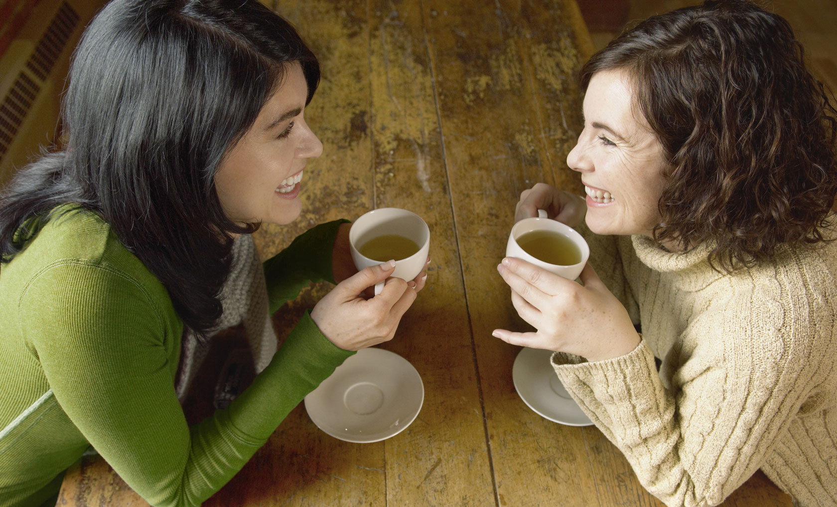 Zwei Freundinnen trinken gemeinsam Tee