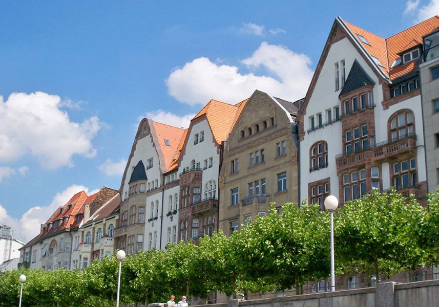 Wohnungswirtschaft: Wohnhäuser am Rhein