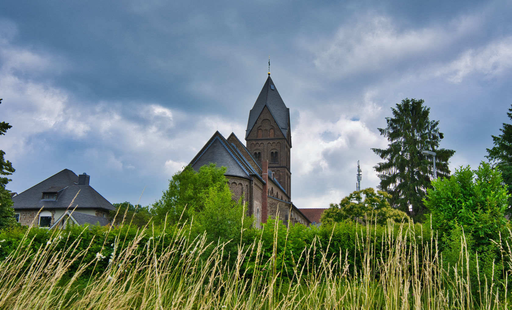 Kirche aus Backsteinen in Düsseldorf Angermund