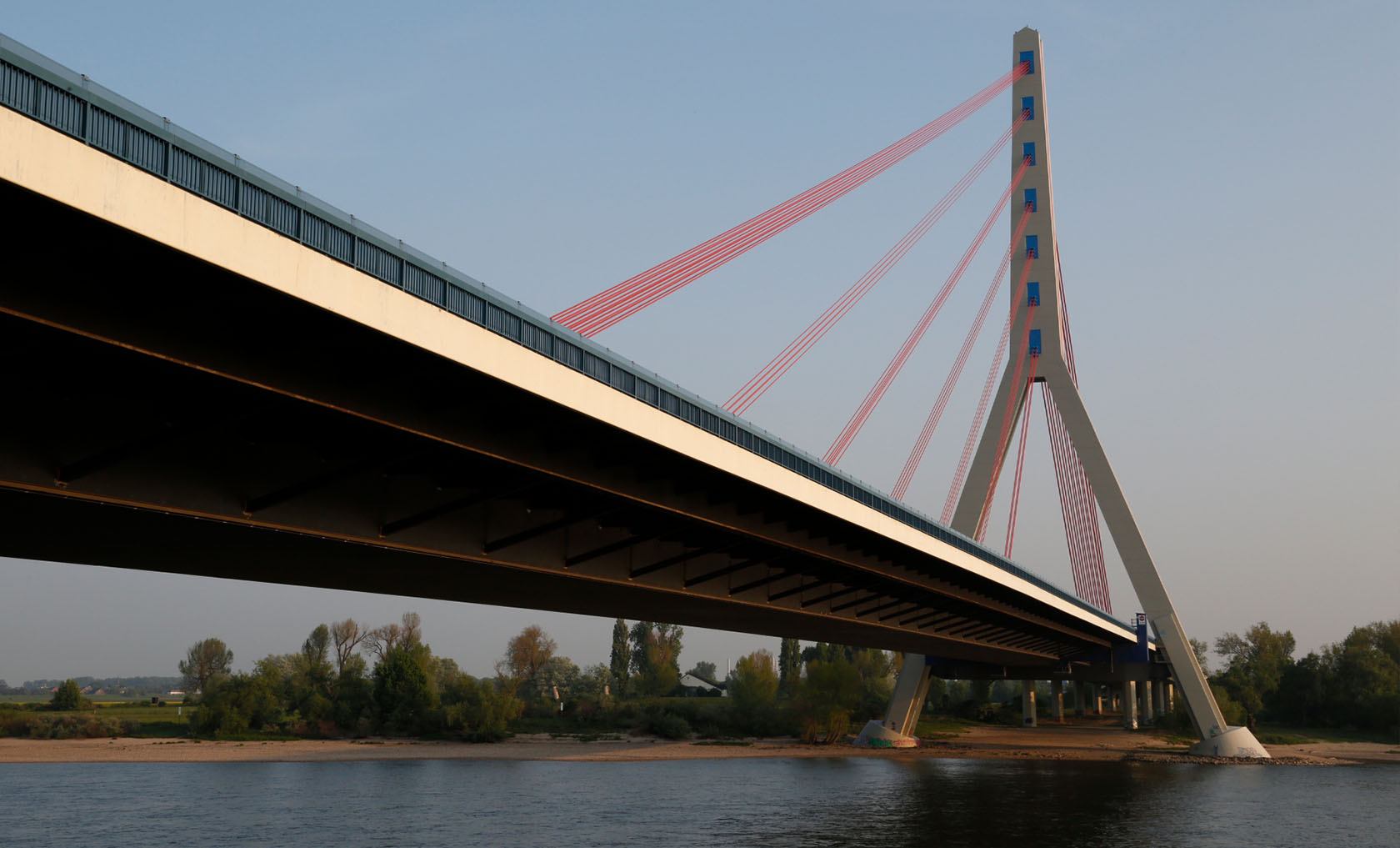 Die Fleher Autobahnbrücke führt zwischen Düsseldorf und Neuss über den Rhein.