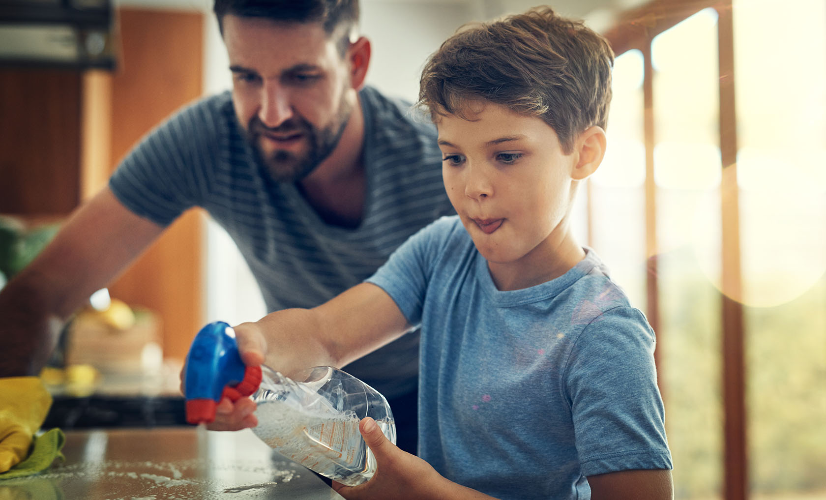 Lifehacks im Haushalt: Vater und Sohn reinigen die Küche.