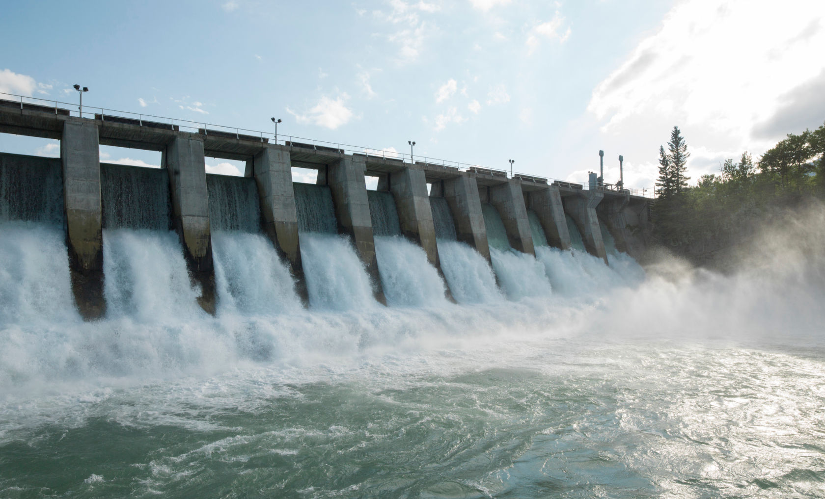 Wasserkraft: Nahaufnahme eines Laufwasserkraftwerkes