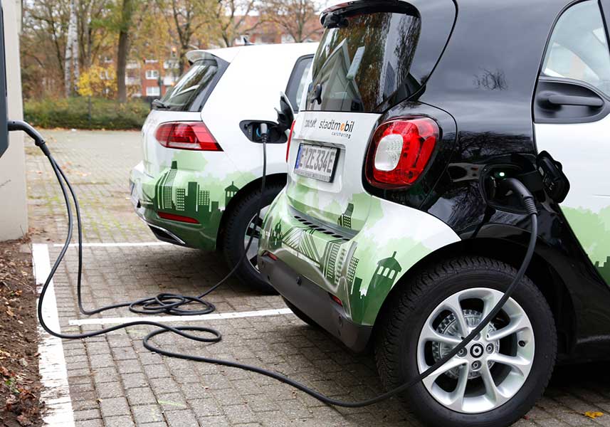 Ein e-Smart und ein e-Golf wird an einer Ladestation geladen