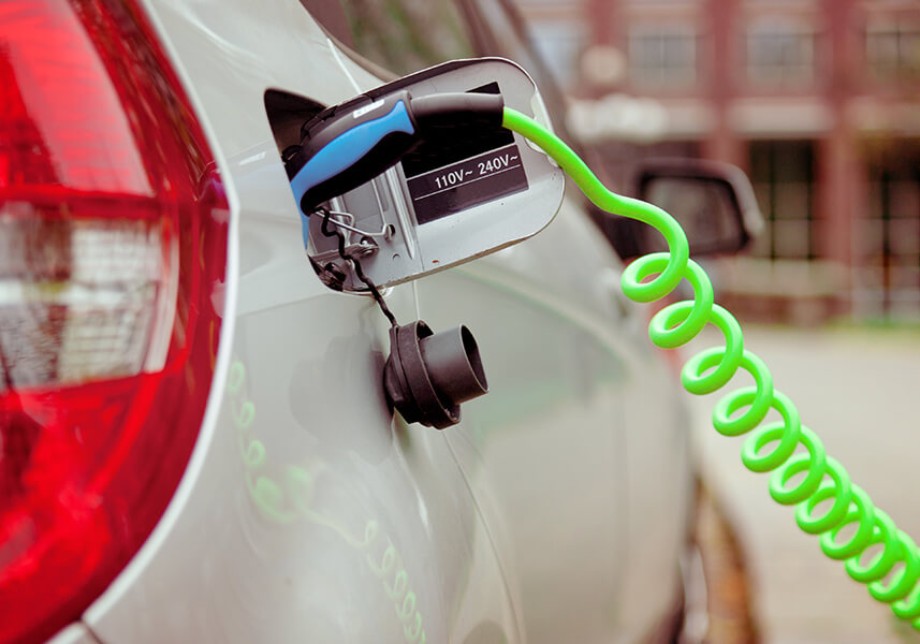 Elektroautos: Ein Elektroauto, das getankt wird