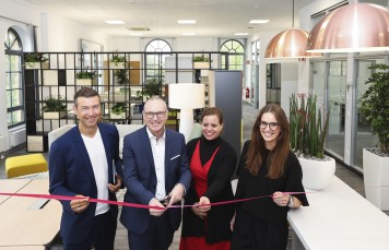 Freuen sich auf die neuen Coworker: Martin Giehl, Arbeitdirektor Hans-Günther Meier, Lina Maria Kotschedoff und Daniela Jost.