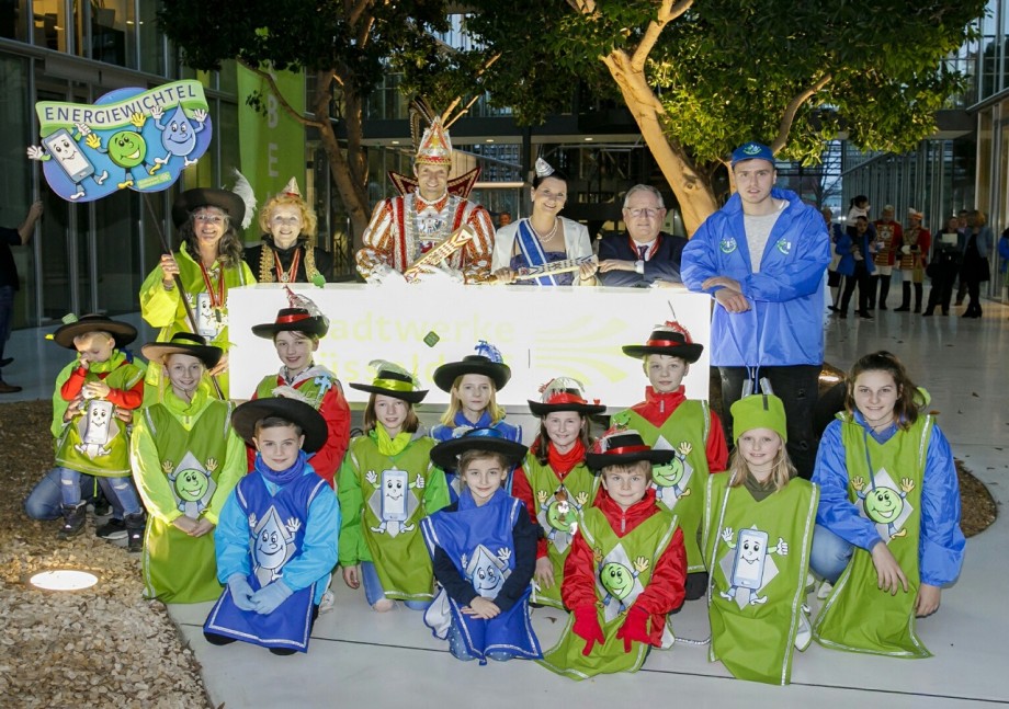 Energiewichteln sowie (v. li.): Dagmar Götschenberg (Stadtwerke Düsseldorf), Ellen Schlepphorst (Comitee Düsseldorfer Carneval), Prinz Martin I., Venetia Sabine und Stadtwerke-Vorstand Manfred Abrahams. Foto: Stadtwerke Düsseldorf AG 