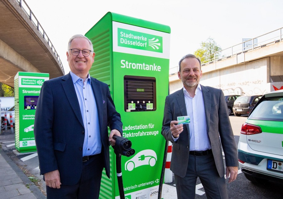 Stadtwerke-Vertriebsvorstand Manfred Abrahams (links) und Klaus Schüßler, Leiter der Abteilung „New Mobility“ bei den Stadtwerken an einer Schnell-Ladesäule an der Pariser Straße.