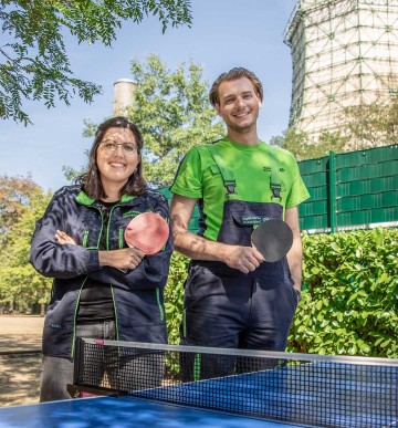 Ausbilderin und Azubi an der Tischtennisplatte