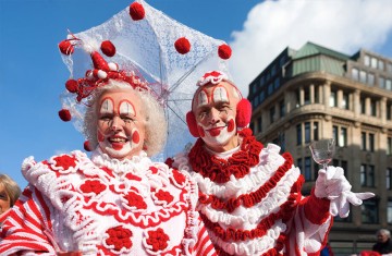 Zwei Clowns in Rot-Weiß feiern in Düsseldorf Karneval