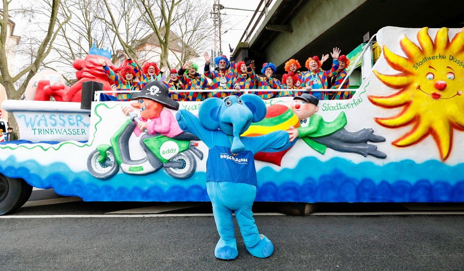 Blauer Elefant vom Kinderschutzbund vorm Rosenmontagswagen der Stadtwerke Düsseldorf