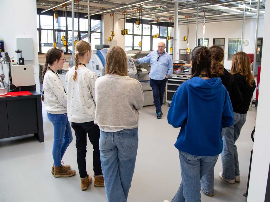 Schülerinnen schauen sich die Ausbildungswerkstatt der Stadtwerke Düsseldorf an