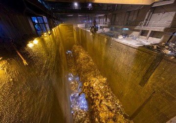 Müllverbrennungsanlage Flingern: Die Anlage der Stadtwerke Düsseldorf leuchtet in grün