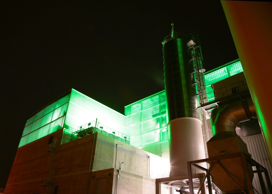 Heizkraftwerk Garath bei Nacht.