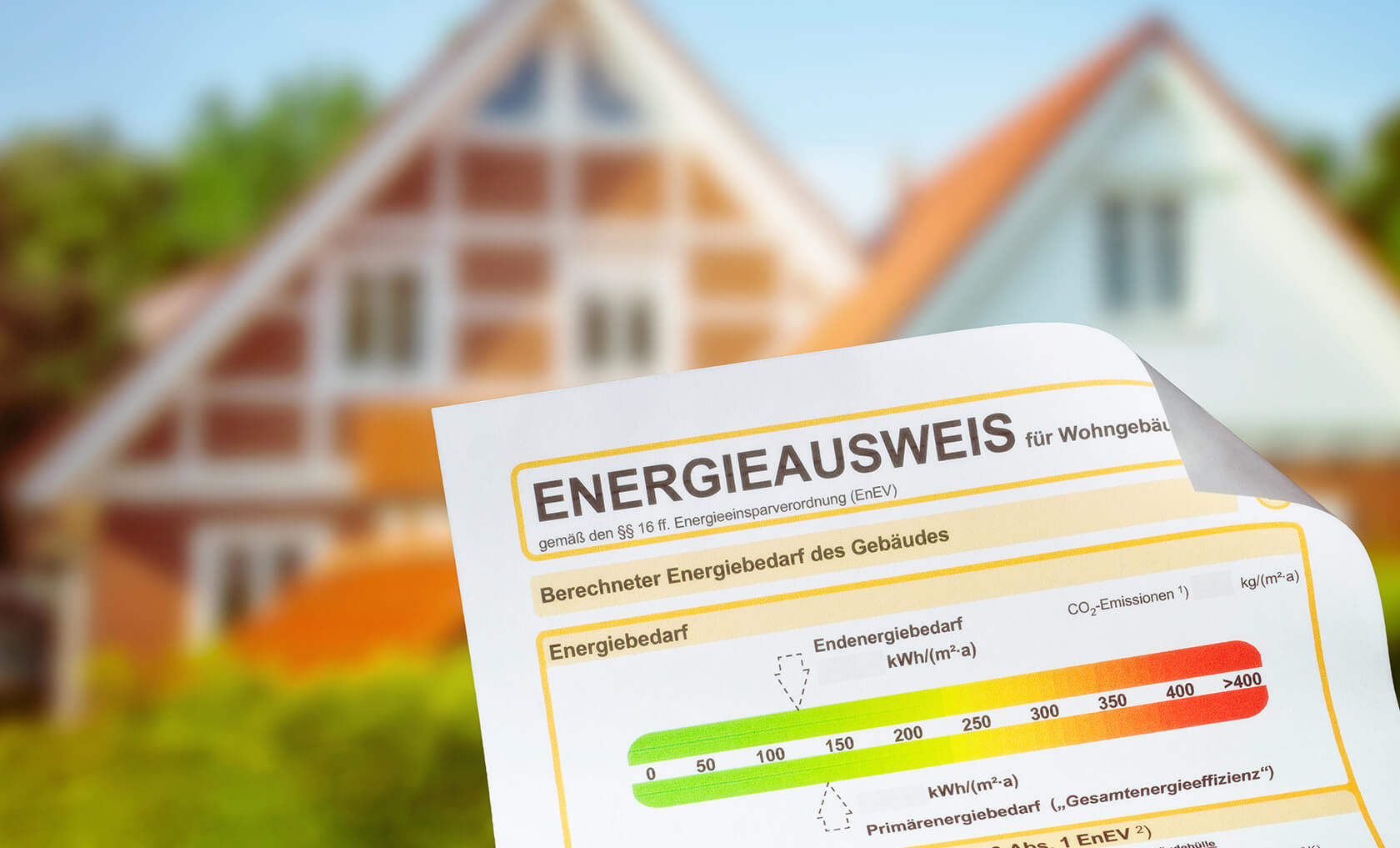 Ein Energieausweis zeigt den Energieverbrauch eines Hauses. 